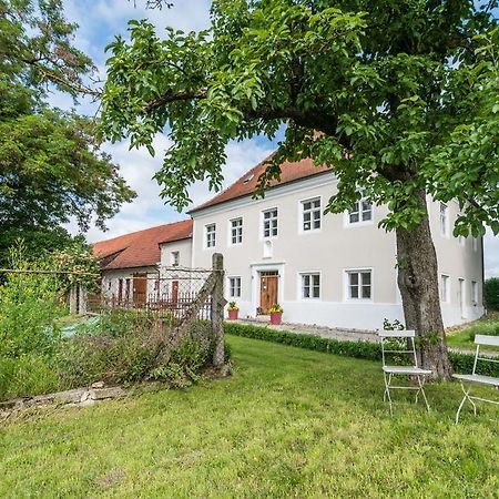 Historischer Pfarrhof Niederleierndorf Langquaid Luaran gambar
