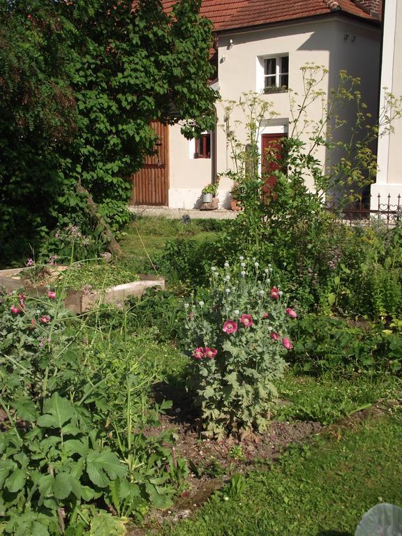 Historischer Pfarrhof Niederleierndorf Langquaid Luaran gambar