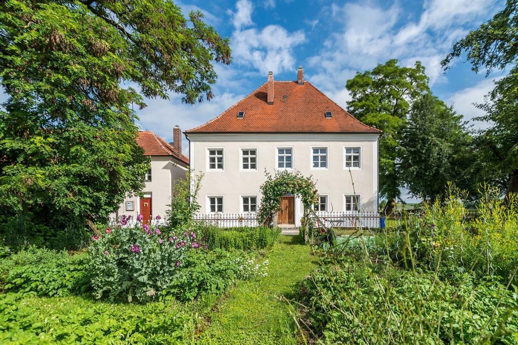 Historischer Pfarrhof Niederleierndorf Langquaid Luaran gambar